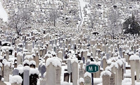 Sarajevo, la collina trasformata in cimitero